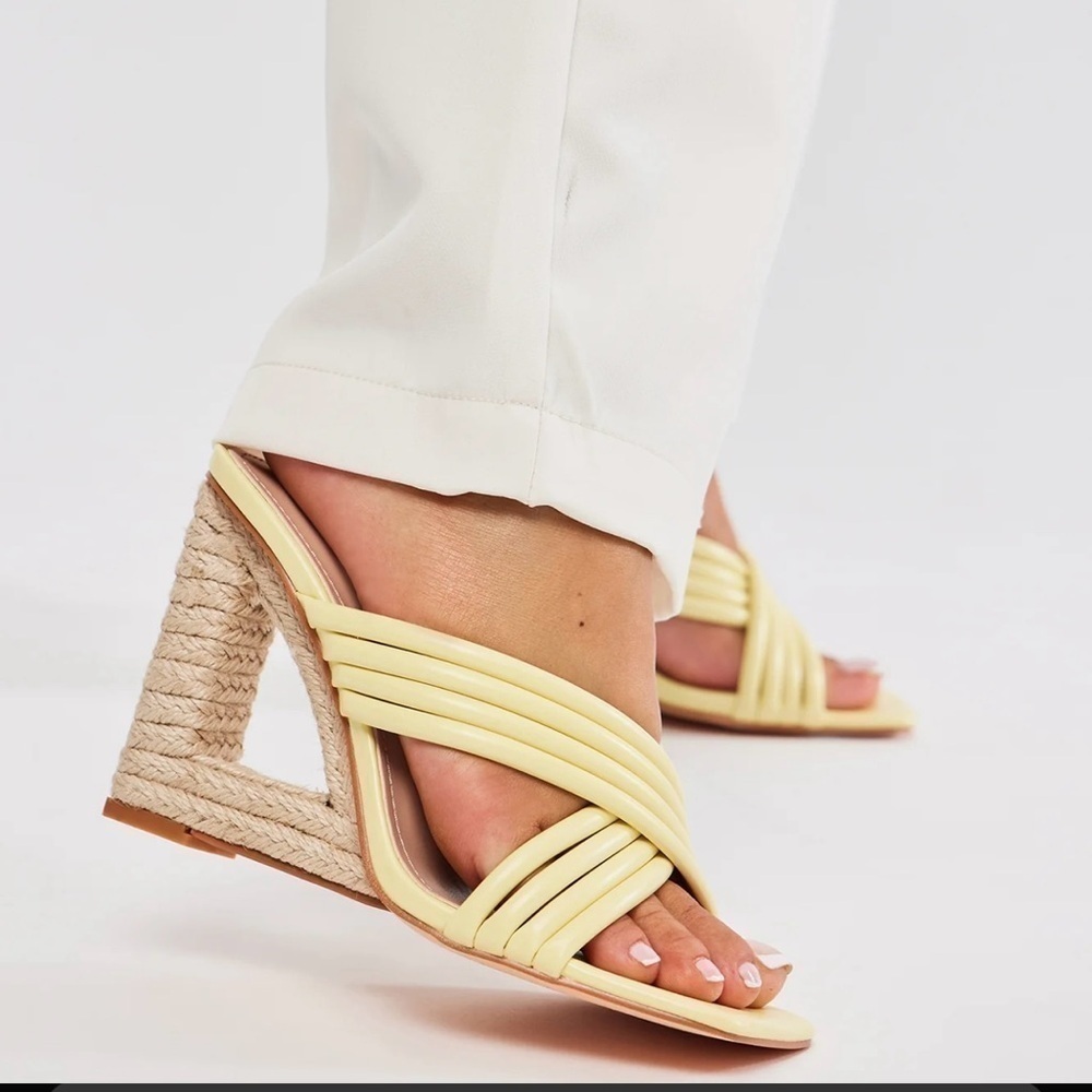 NIB - Mata Sun Wedges Heels  Size 7